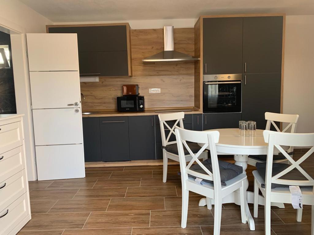 Apartmani Albatros Perusic Exterior foto